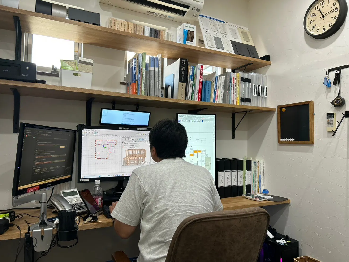 構造計算ソフトで木造住宅の伏図と軸組モデルを確認している、テクトアの作業風景